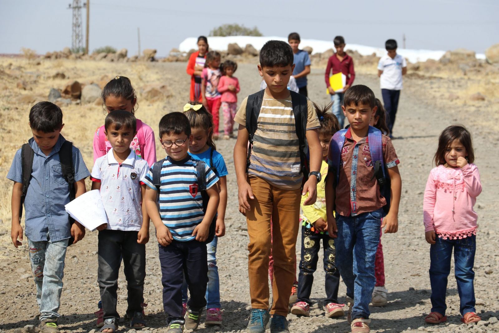 Ergani'de çocuklar okula gidebilmek için 1,5 saat yürüyor