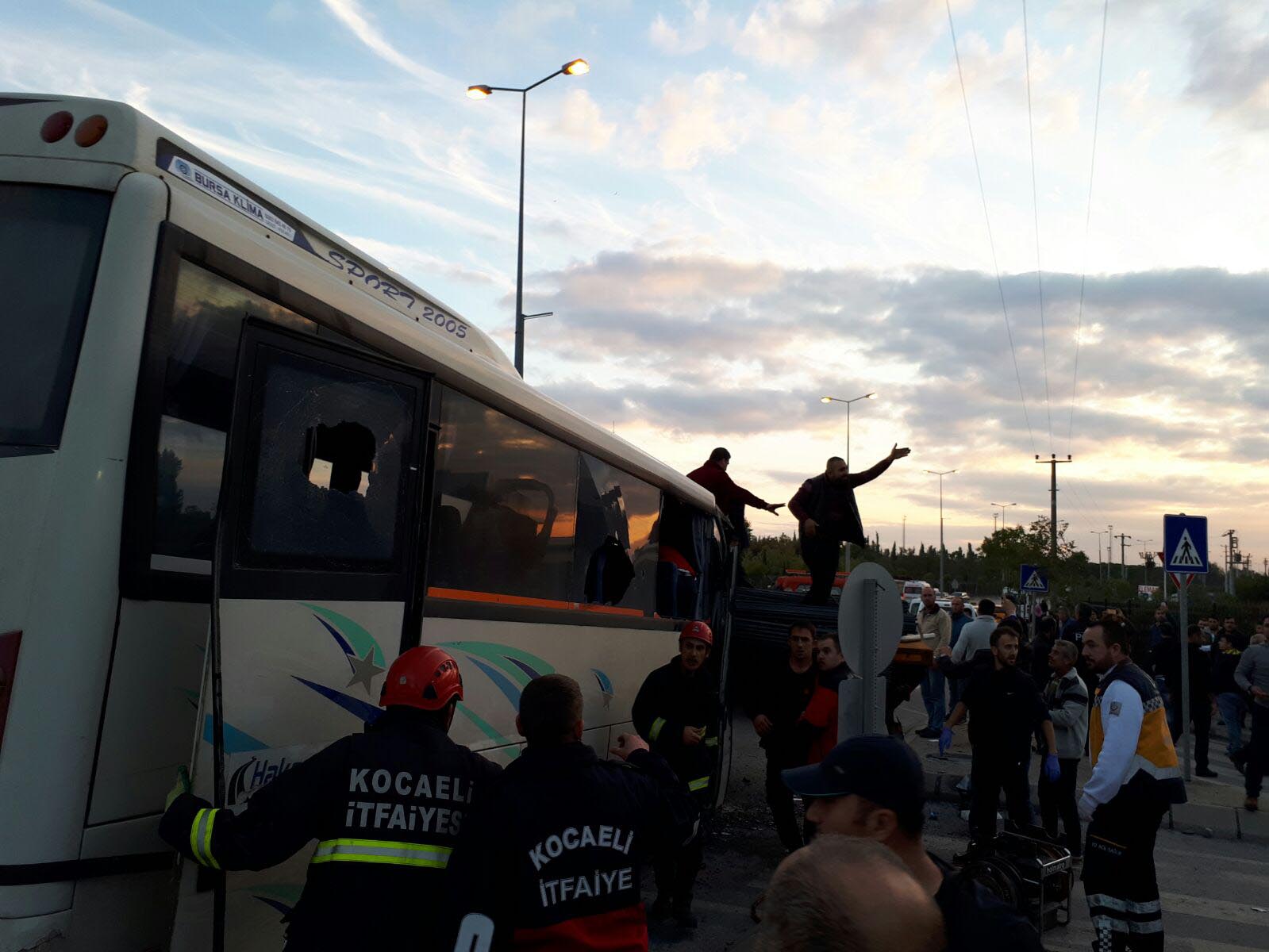 Servis midibüsü ile tır çarpıştı: 21 yaralı