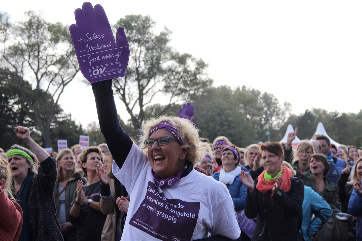 Hollanda'da öğretmenler greve gitti