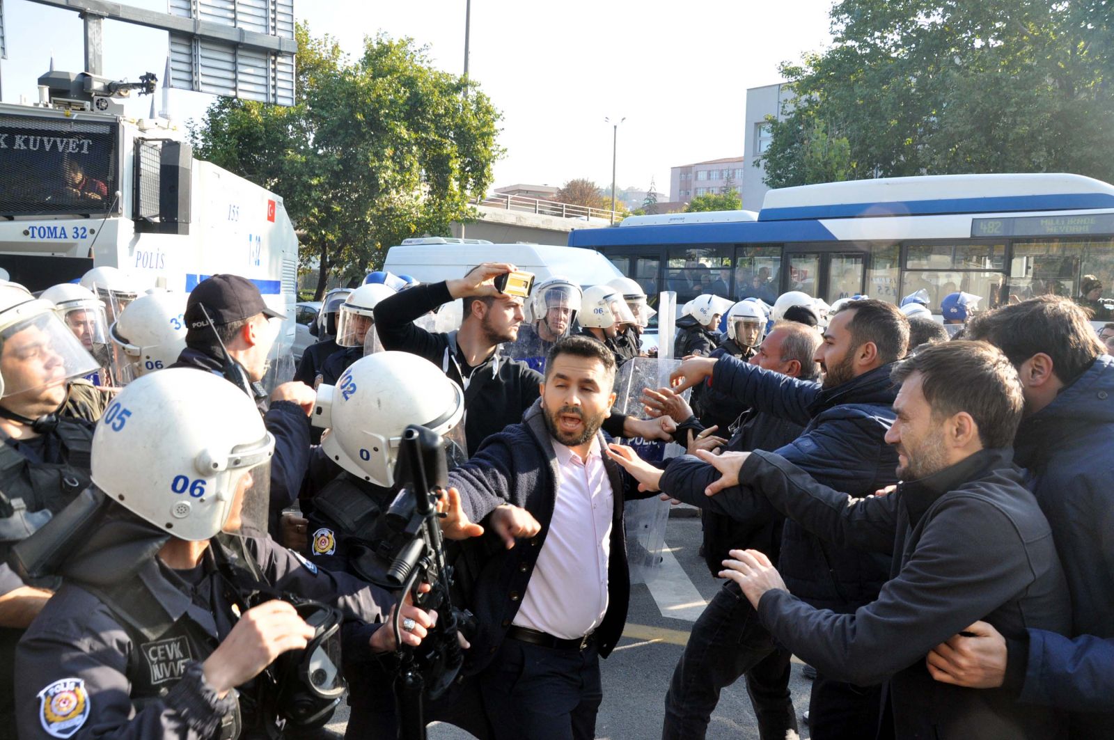 Ankara Garı katliamının yıldönümünde biber gazlı müdahale