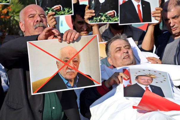 Oteline el konulan iş adamı Süreyya Pekuysal, ambulansla eyleme geldi