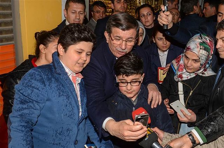 Başbakan Davutoğlu Van'da esnafı ziyaret etti, vatandaşlarla sohbet etti