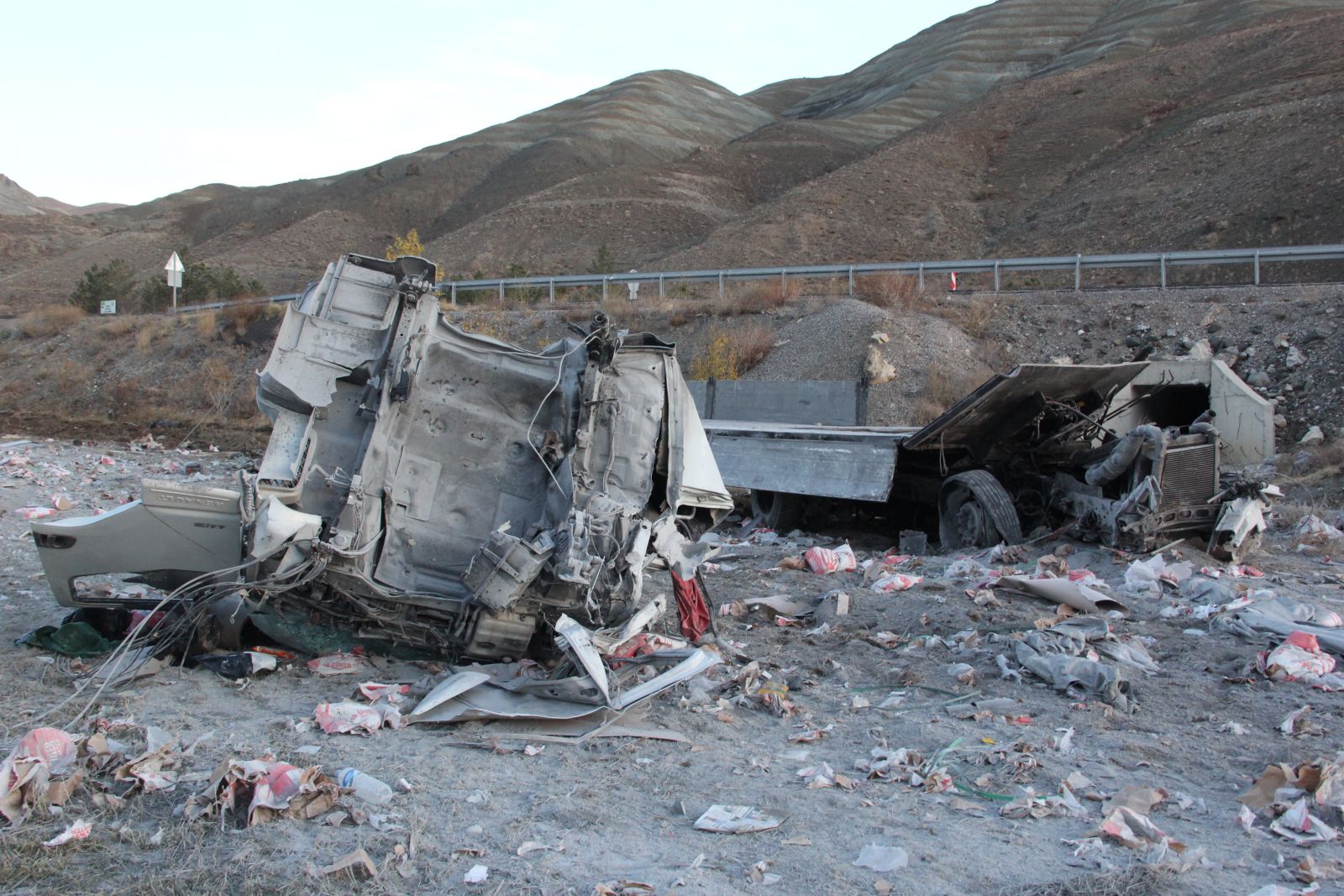 Erzincan'da freni boşalan tır, 25 kilometre sonra şarampole devrildi