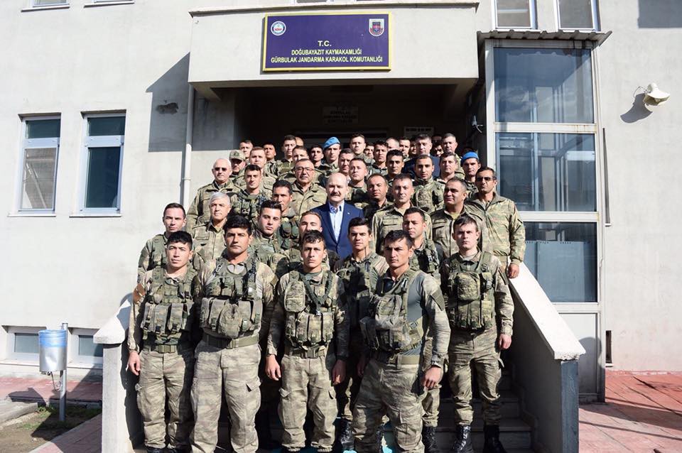 İçişleri Bakanı Soylu sınır karakolunda