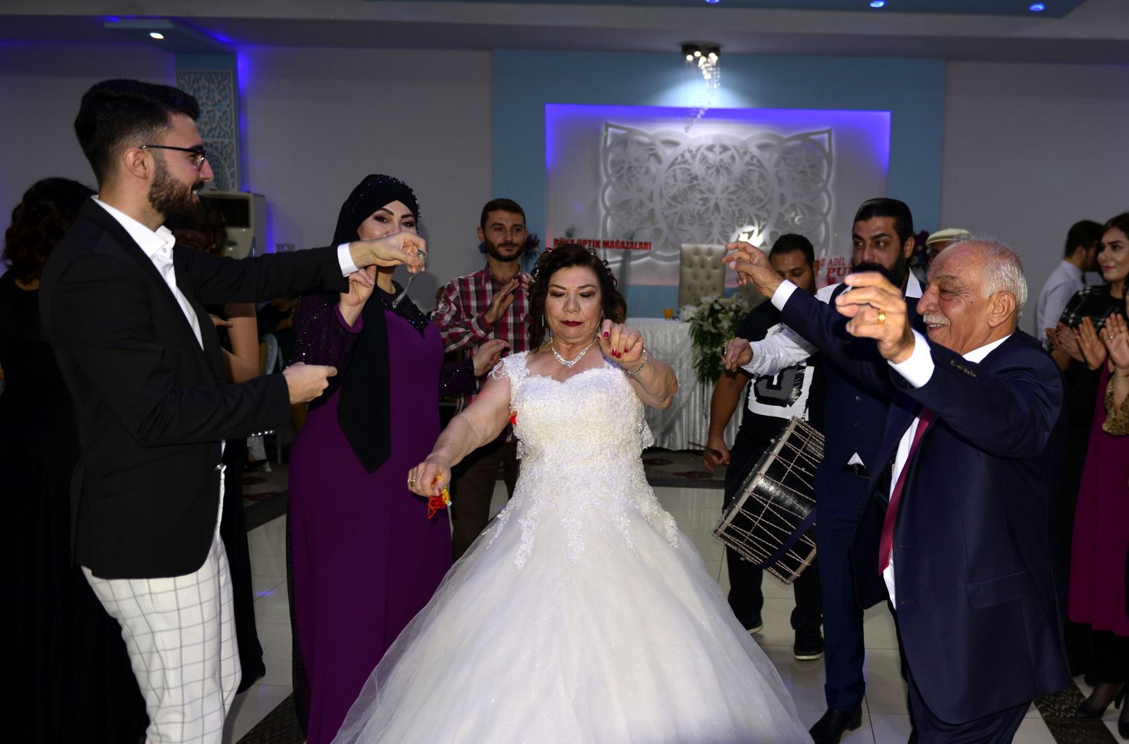 67 yaşında gelinlik giydi