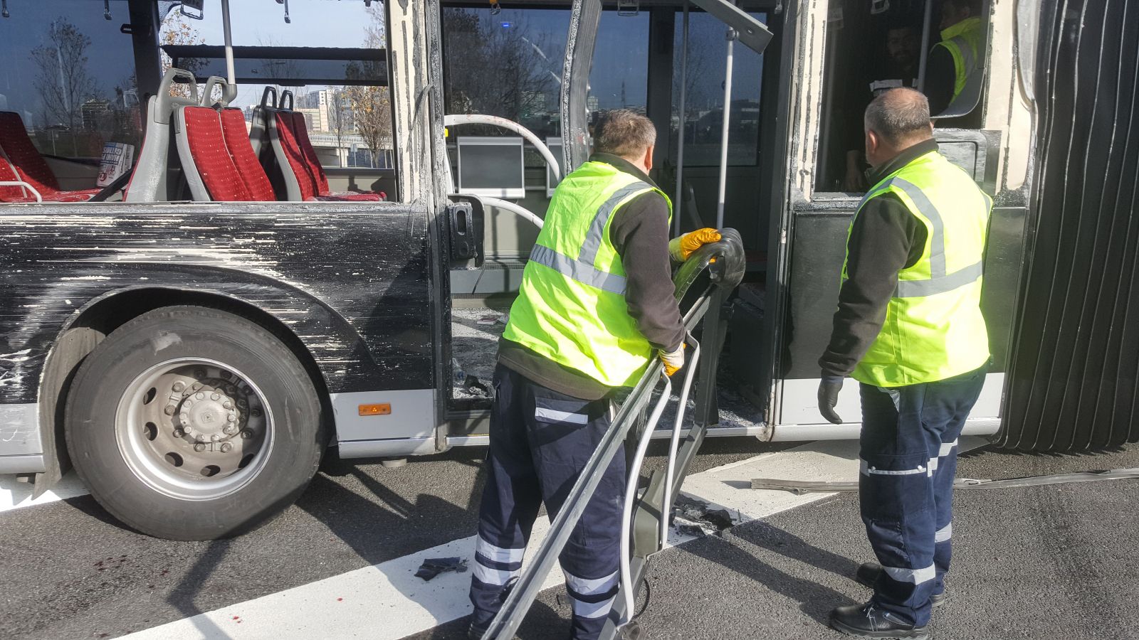 İki metrobüs kafa kafaya çarpıştı: Yaralılar var...