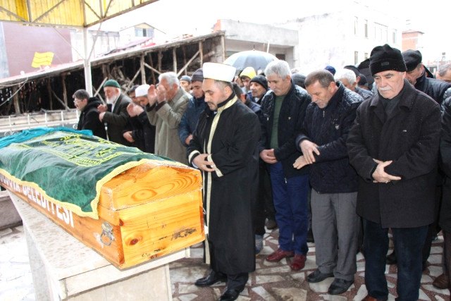 11 yaşındaki çocuk, babası tarafından öldürülen annesinin tabutunu sırtladı