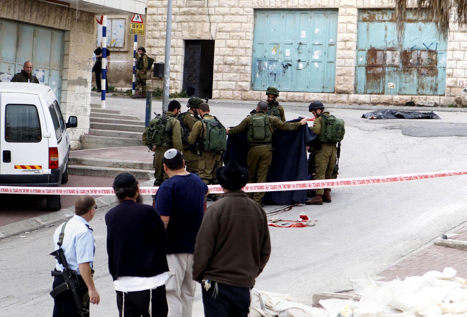 İsrail askeri yaralı halde yerde yatan Filistinliyi infaz etti