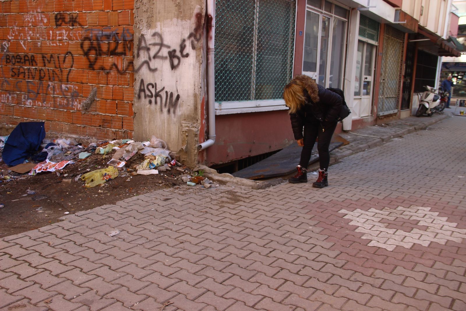 Kayıp kör kedisini günlerdir sokak sokak arıyor