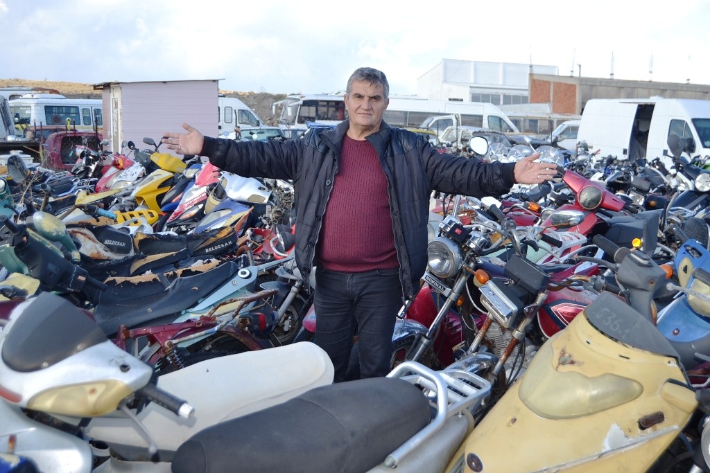 Ayvalık yediemin deposunda 8 milyon liralık araç çürüyor