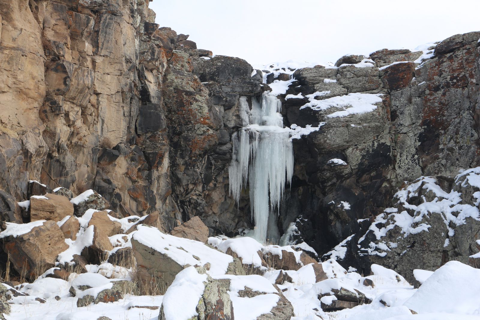 Ağrı'da şelale ve dere dondu