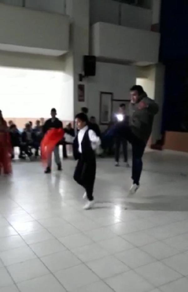 Düğünde oynayan çocuğa tekme attı