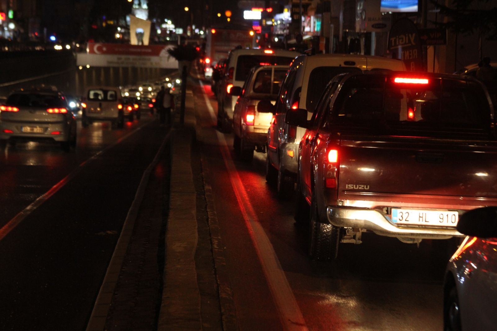 Sebze yüklü kamyon alt geçitte sıkışınca trafik felç oldu