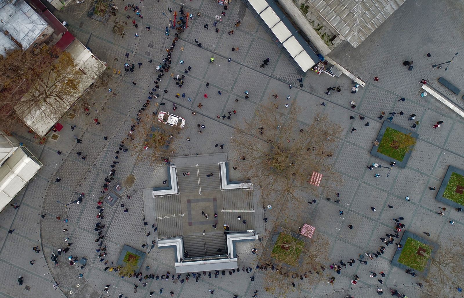 Eminönü'nde metrelerce piyango kuyruğu