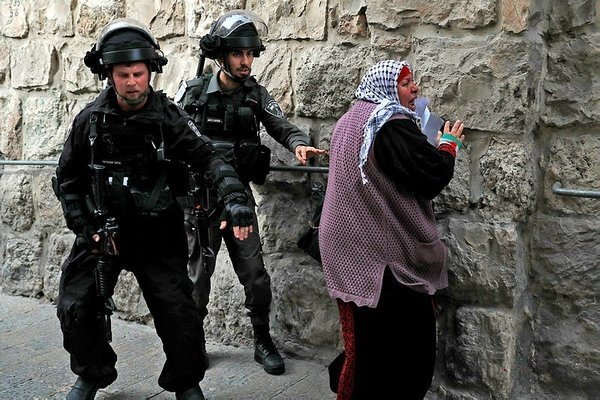 İsrail polisinden Cumhurbaşkanı Erdoğan posteri taşıyan kadına saldırdı