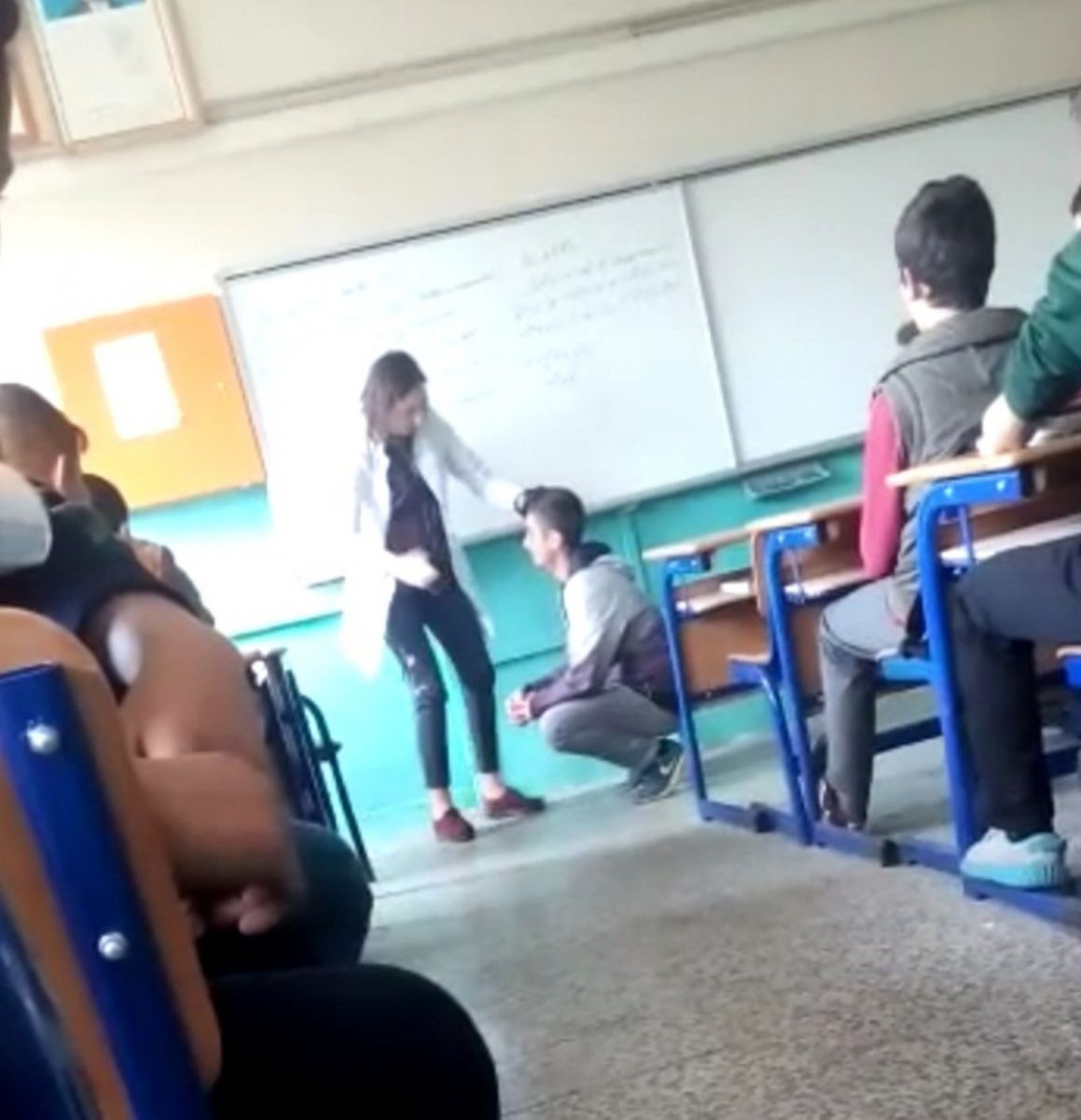 Kadın öğretmen, öğrencisini saçından tutup defalarca tokatladı