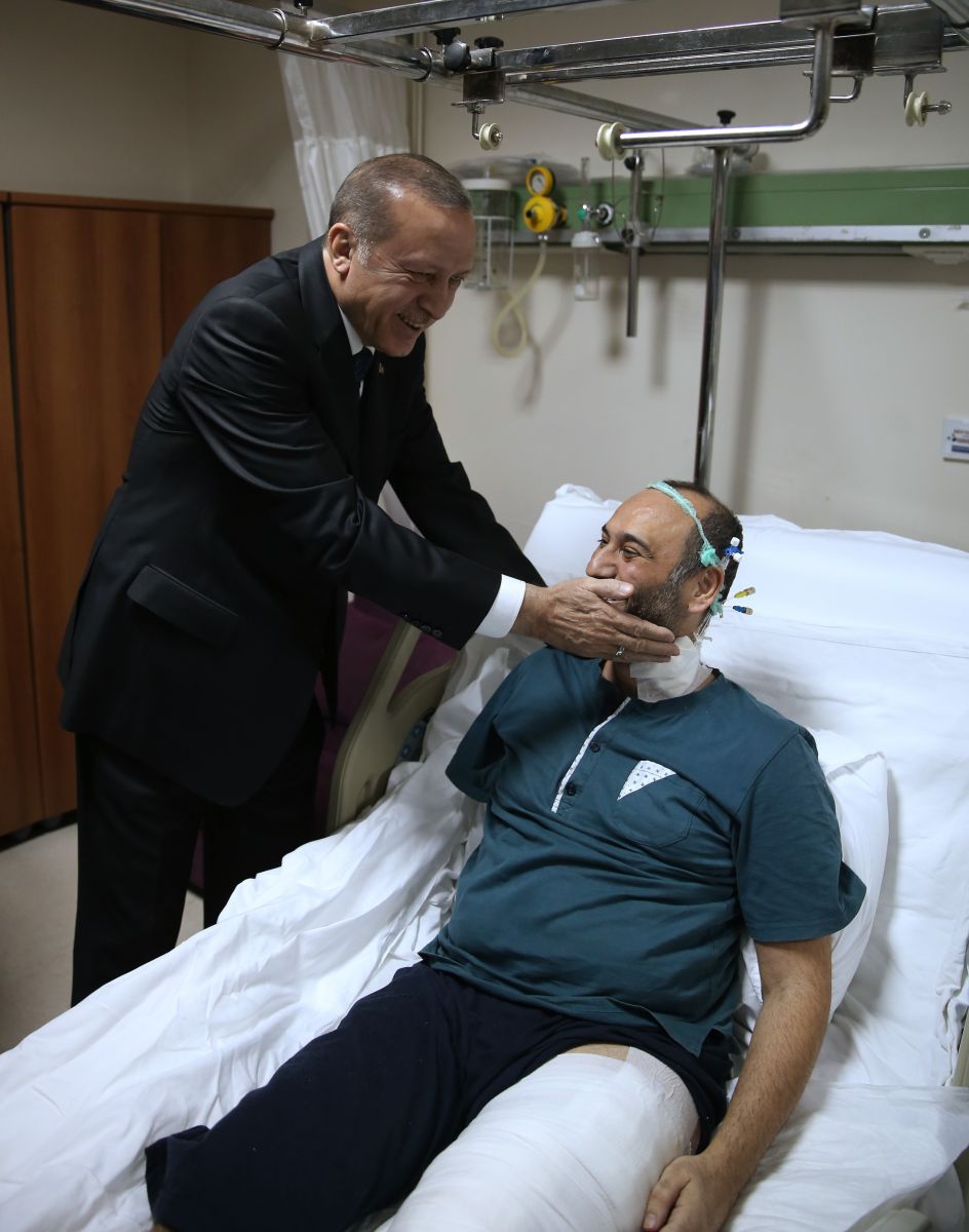 Erdoğan ve Yıldırım elektrik akımına kapılan Harun Polat’ı ziyaret etti