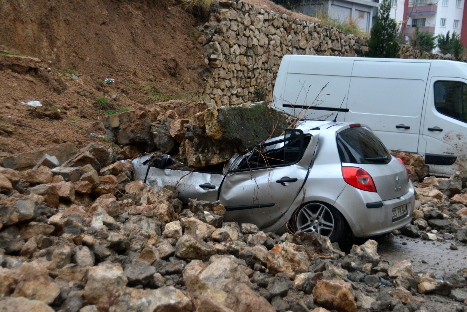 Adana'da istinat duvarı yıkıldı. 4 araç hasar gördü