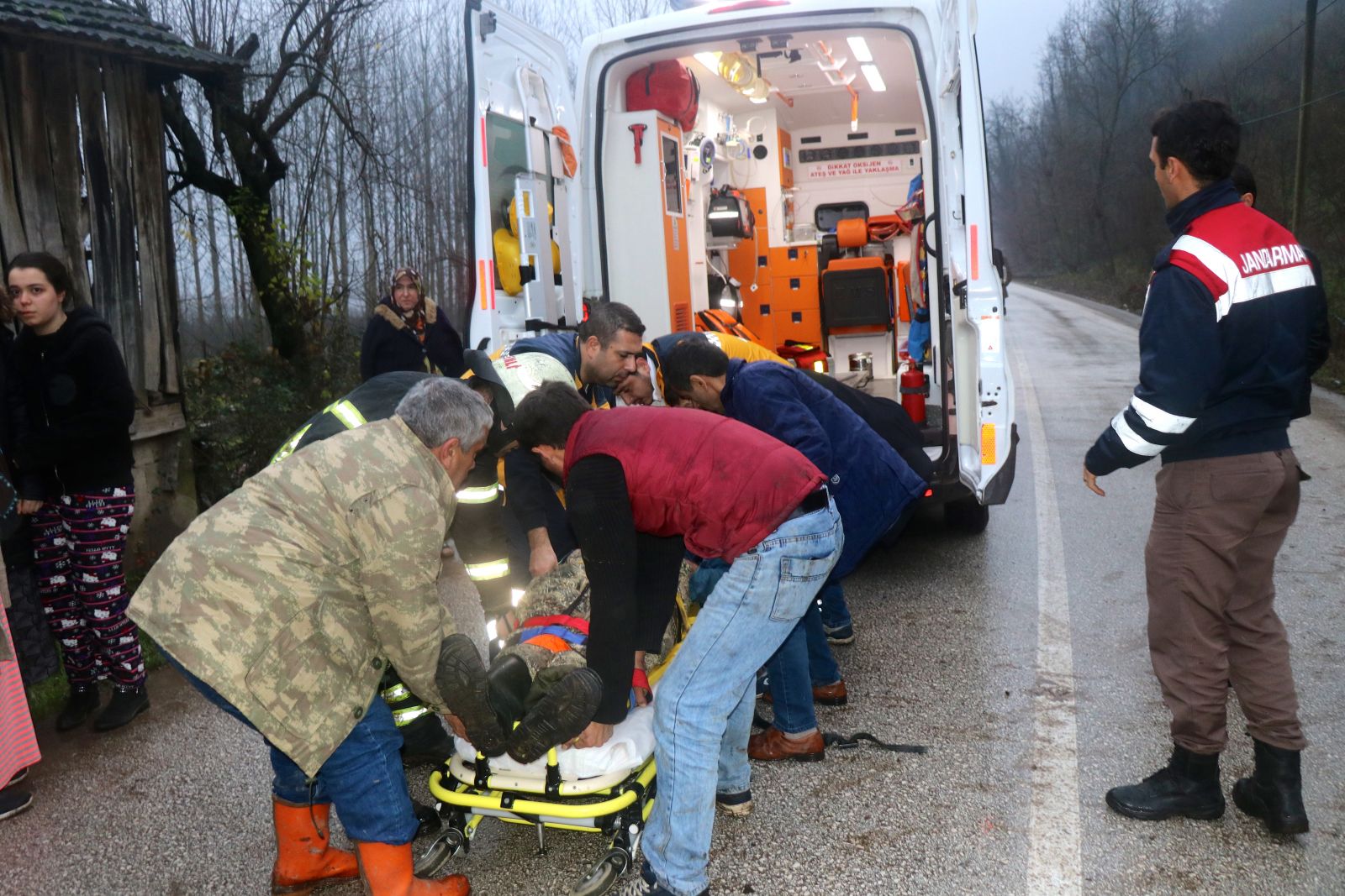 Düzce'de cip şarampole devrildi: 4 yaralı
