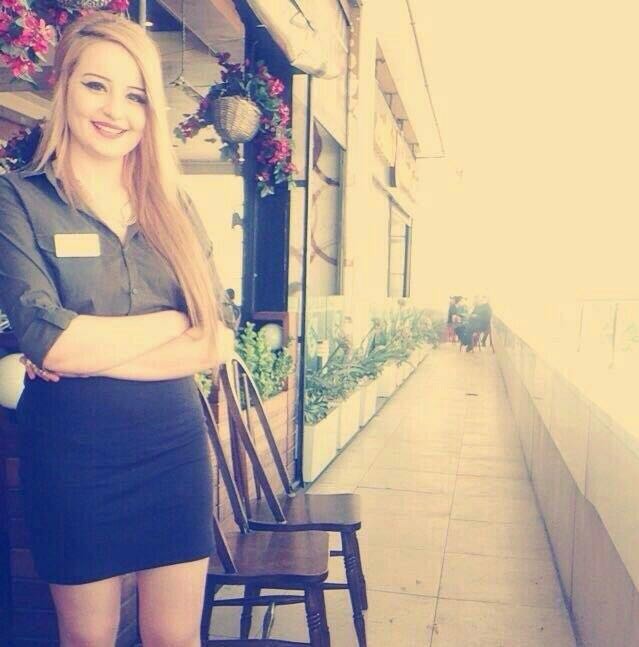 Güzelliğini kullanan kasiyer, müşterileri dolandırdı