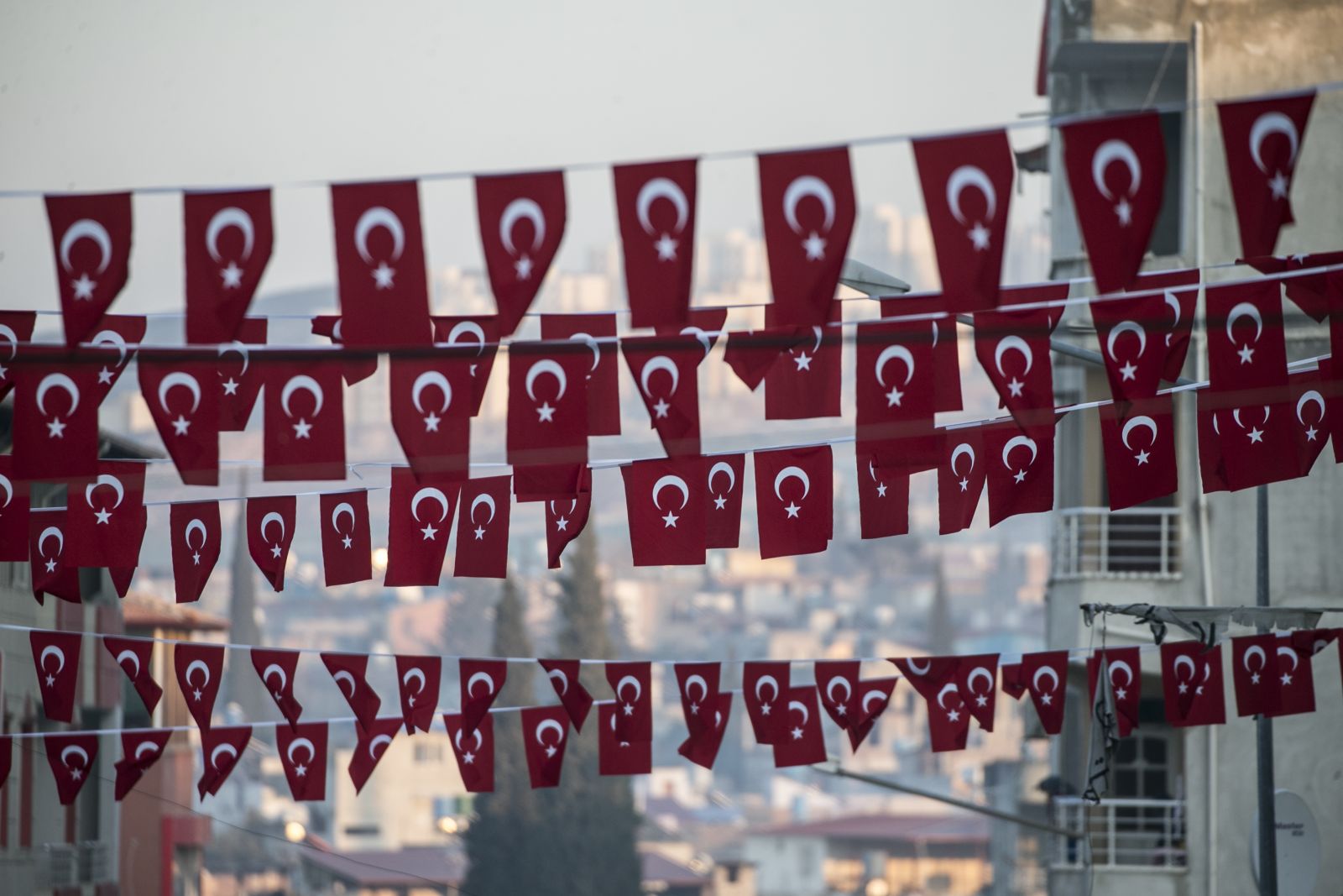 Sınır köyünde harekâta bayrak ve pankartlı destek