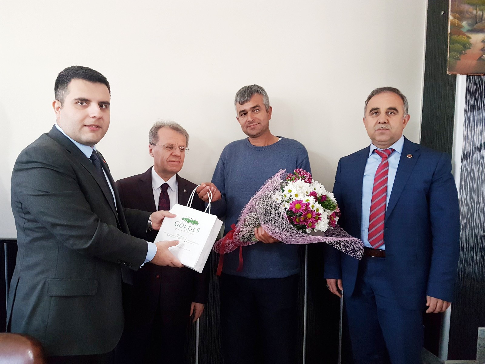 Hastane kirlenmesin diye acil giriş kapısında ayakkabılarını çıkardı