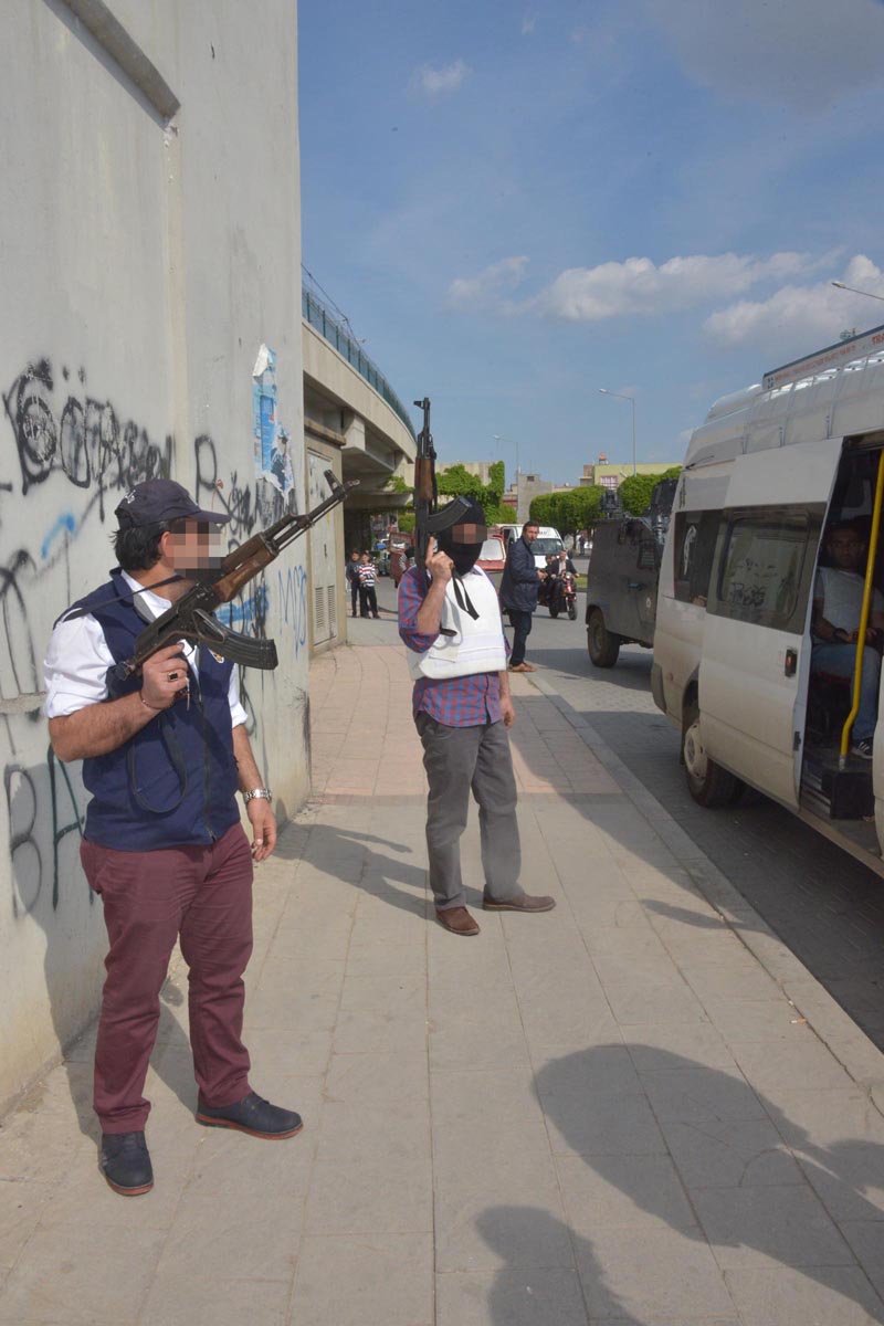 Adana'da torbacılardan otomatik silah çıktı