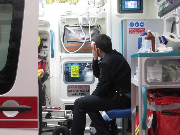 Kadıköy'de polise kürekli saldırı