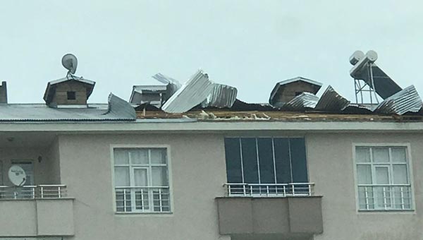 Rüzgarın etkisiyle ev ve iş yerlerinin çatıları havada uçtu, vatandaş sokakları boşalttı