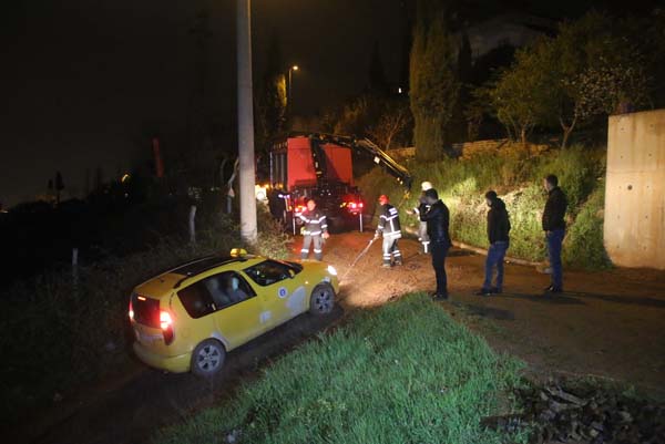 Taksinin içinde saatlerce kurtarılmayı bekledi
