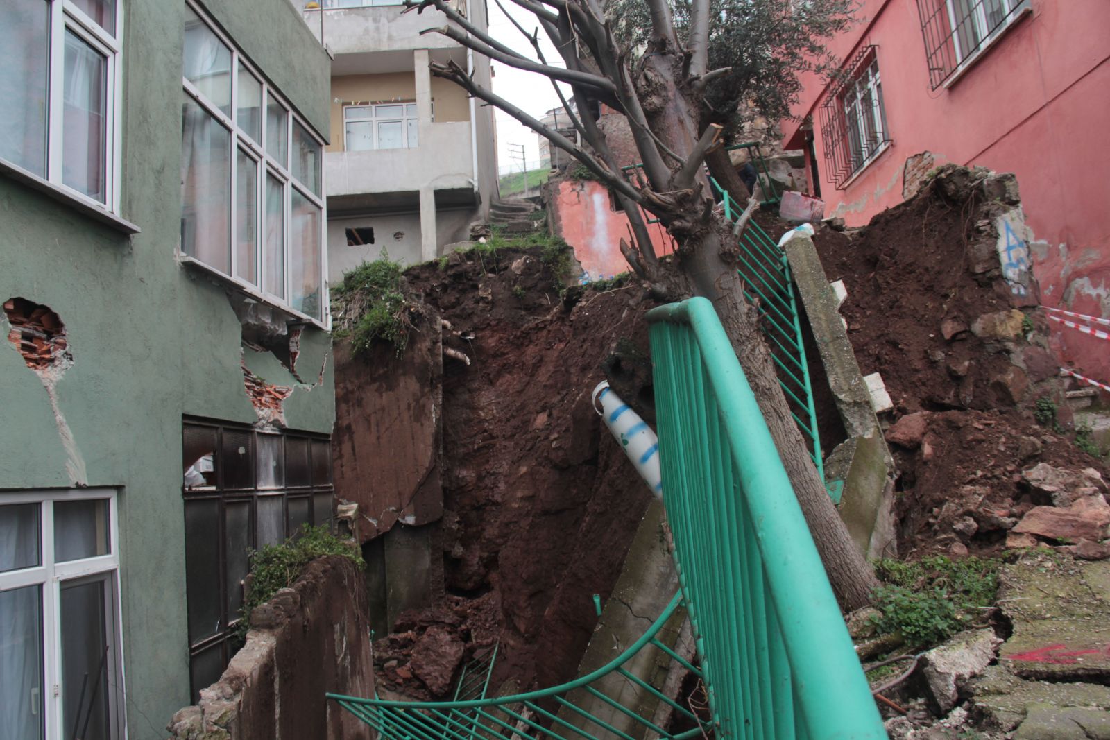 İstinat duvarı 5 katlı binanın üzerine çöktü