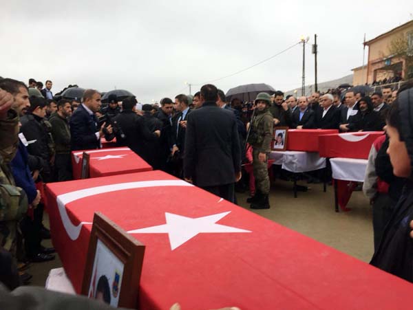 Şehit korucunun eşinden Kürtçe ağıt