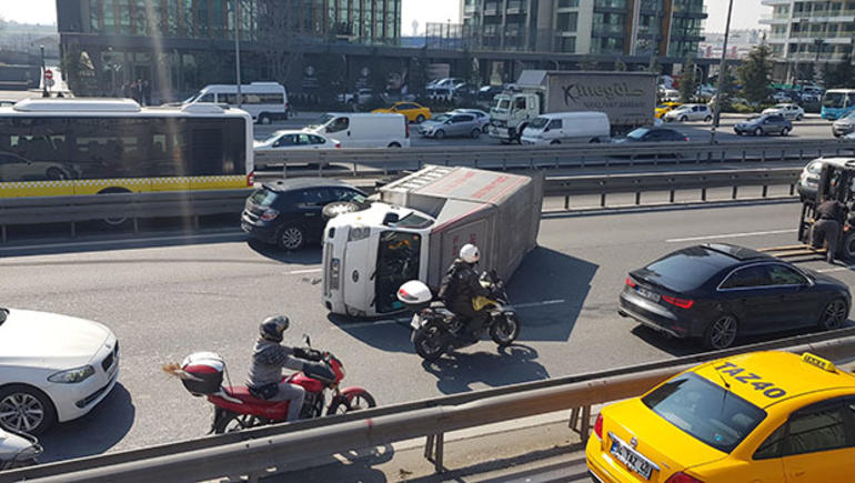 E-5'te kamyon devrildi, trafik kilitlendi