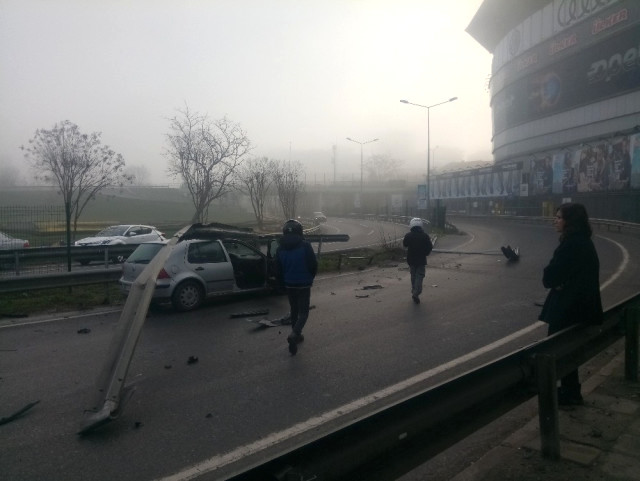 Bağdat Caddesi'nde karşı şeride geçen otomobil, başka bir aracın üzerinden uçtu
