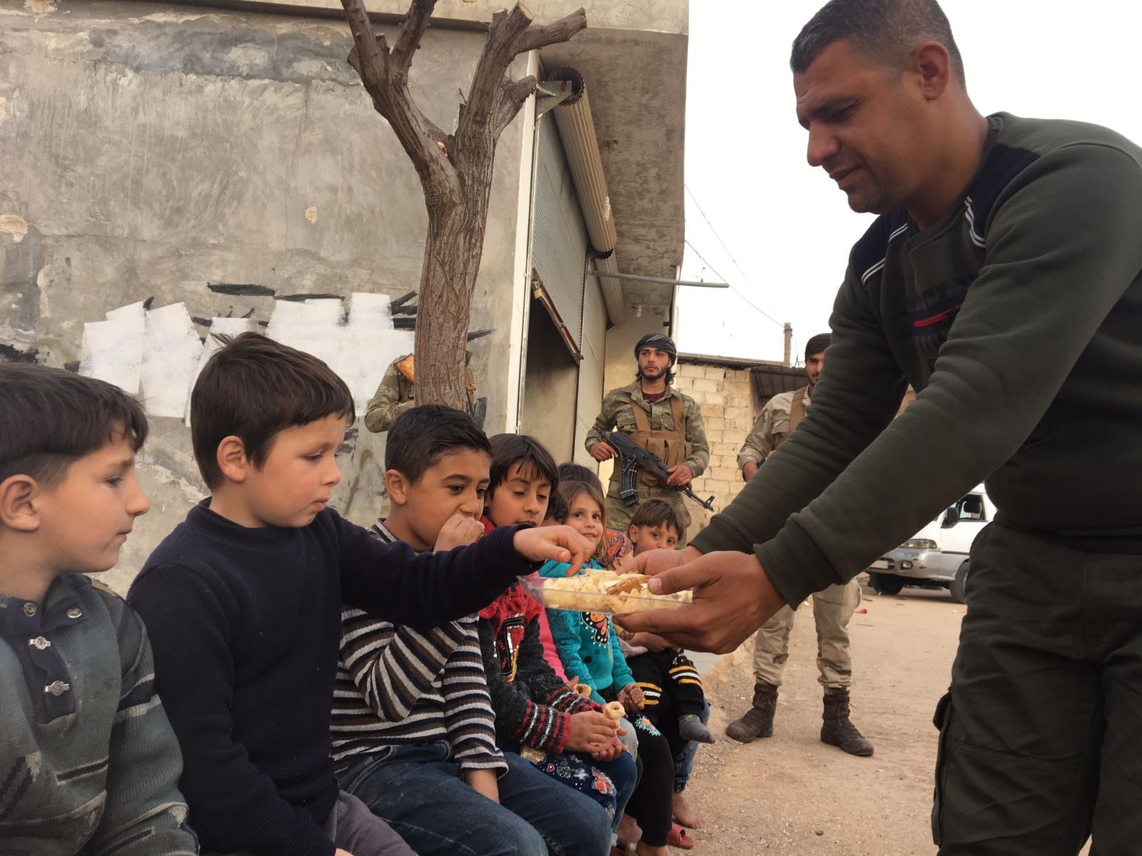 ÖSO'dan Afrin zaferinin ardından çocuklara tatlı ikramı