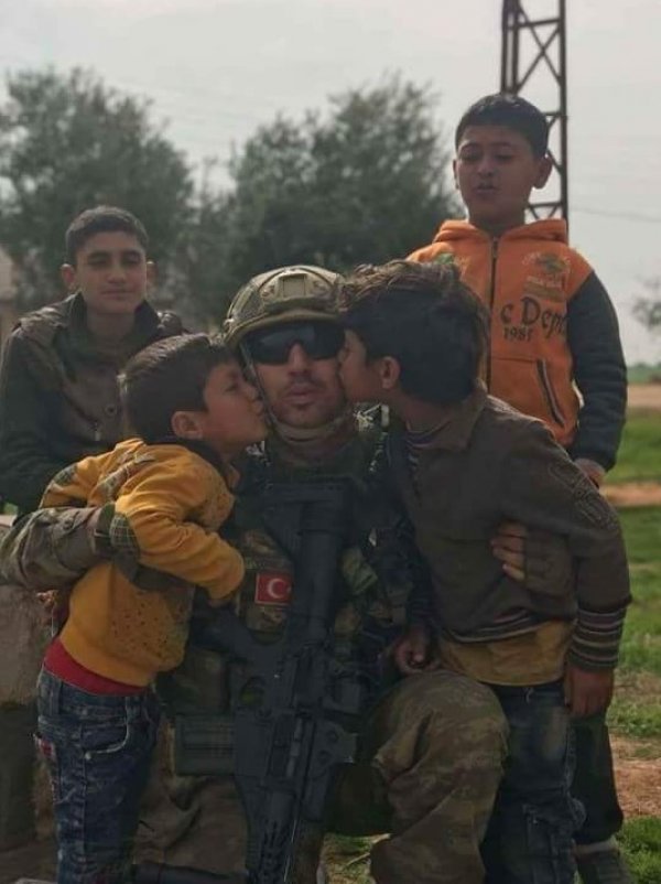 Mehmetçiğin çocuk sevgisi