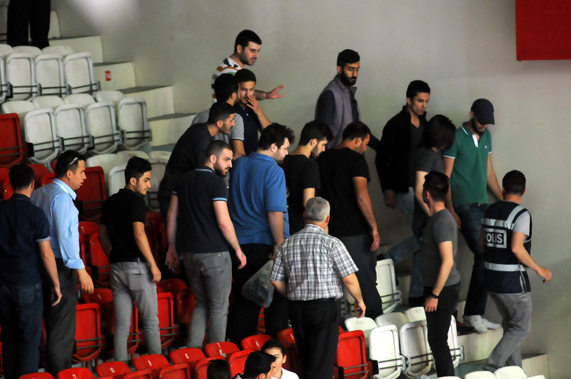 Eczacıbaşı VitrA-Galatasaray maçına Fenerbahçeli taraftarlar sızdı!