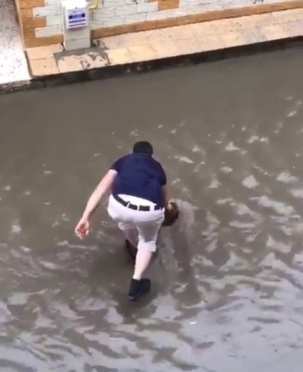 Yağmur yağdı İzmirli oltayla sokağa çıktı