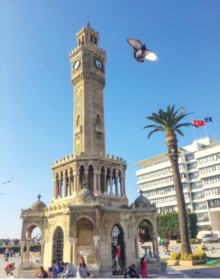 1927 yılında çıkarılan kanunla kitabeleri kırdılar, tuğraları kazıdılar
