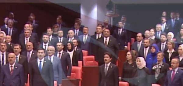 HDP'li milletvekilleri İstiklal Marşı okumadı