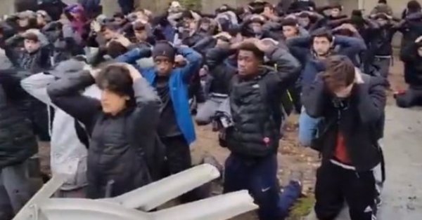 Fransa'da lise öğrencileri polisten dayak yiyerek gözaltına alındı