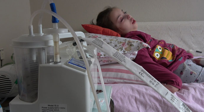 Zeytin çekirdeği küçük kızı felç etti