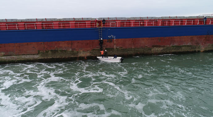 Karaya oturan gemiyi kurtarma çalışmaları başladı