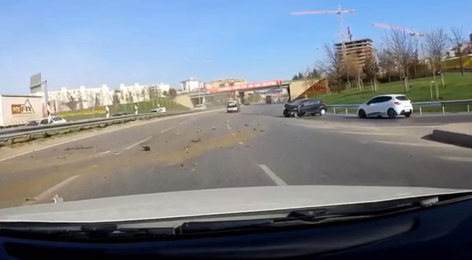 Trafikte yarışan aracın karıştığı kaza kamerada