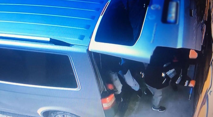 İstanbul’da el arabasıyla güpegündüz soygun yapan hırsızlık çetesi kamerada