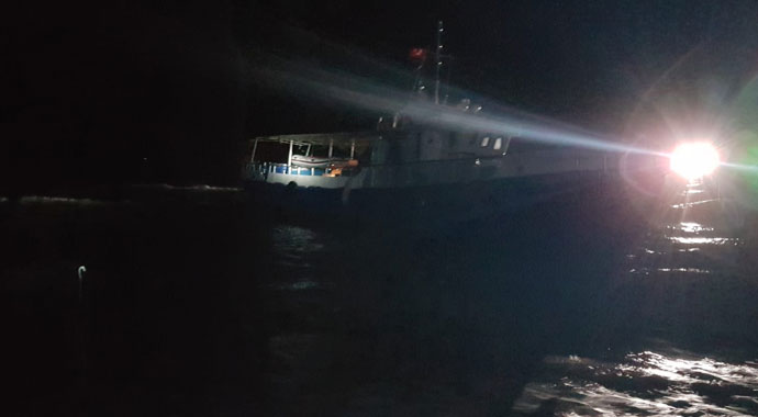 Tekneleri karaya oturunca yakalandılar