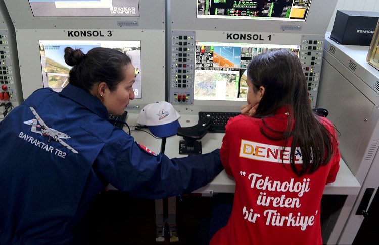 Çocuklar 'SİHA pilotu' oldu