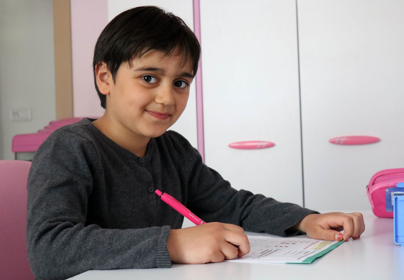 Evladı için köpeğin önüne atlayan anne, ‘Yılın Annesi’ ödülünü aldı