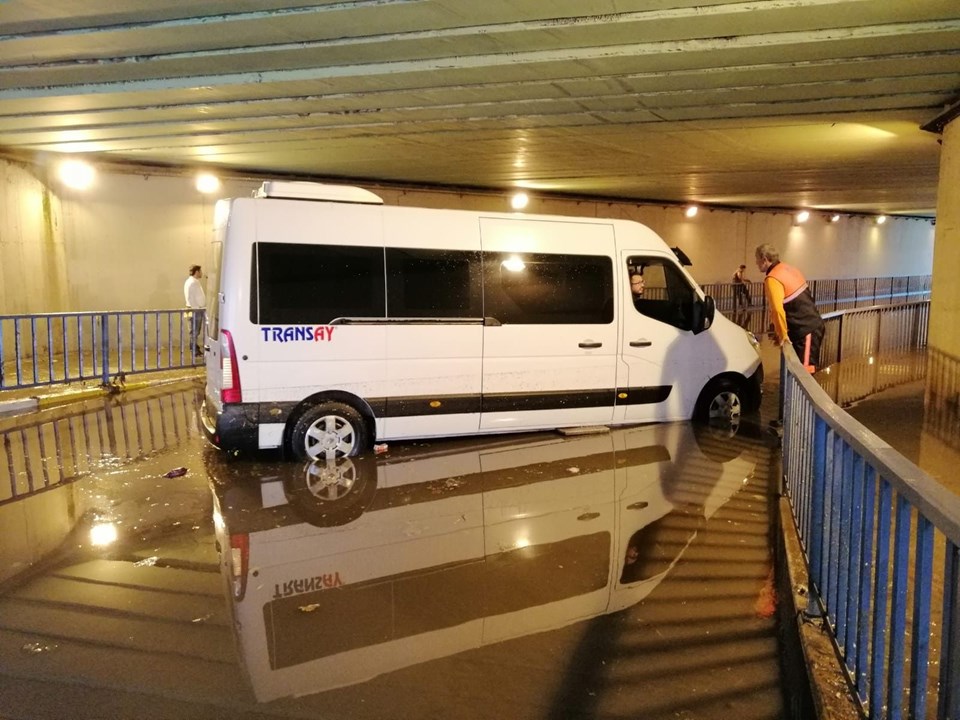 İstanbul’da şimşekler gökyüzünü aydınlattı