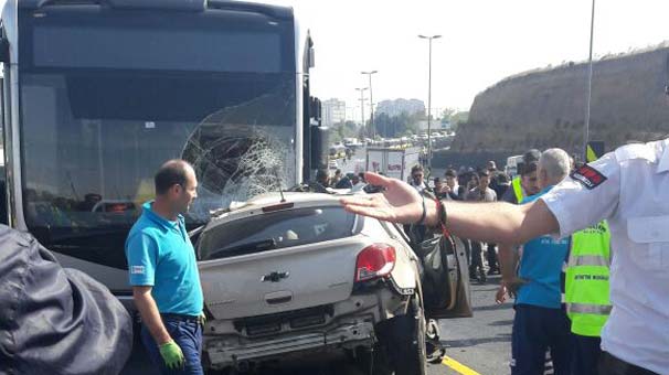 İstanbul'da feci kaza! Araba metrobüsün altına girdi